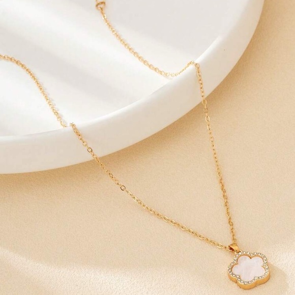 NWT Elegant Lucky Clover Pendant
Women Necklace Rhinestones ❤️ SAME DAY SHIPPING - Picture 4 of 6